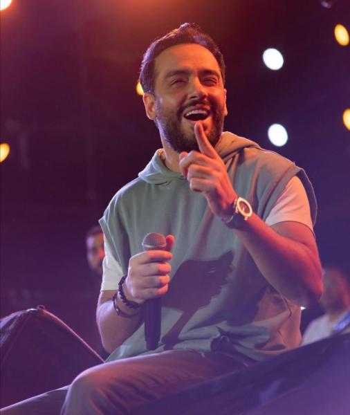 بالأبيض.. رامي جمال يثير جدلا جديدا على السوشيال ميديا