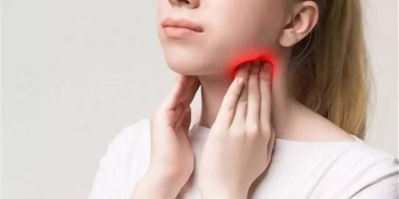 ما هي مخاطر الإصابة بالتهاب اللوز؟.. استشاري يُجيب