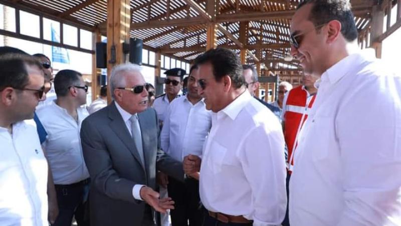 وزير الصحة والدكتور أحمد السبكي خلال الجولة