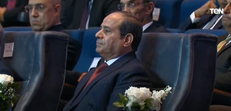 السيسي يستمع لاستفسارات السياسيين والمواطنين خلال فعاليات المؤتمر الاقتصادي.. «فيديو»