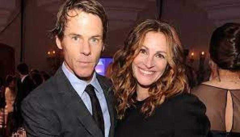 بطل مسلسل Friends يكشف سبب انفصاله عن جوليا روبرتس