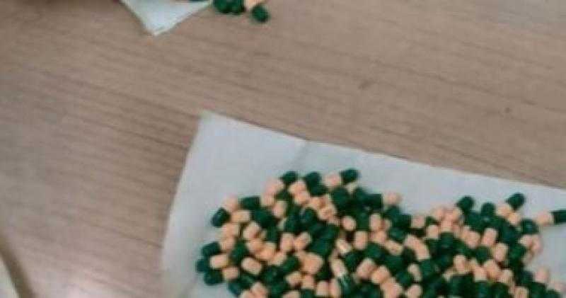 جمارك مطار القاهرة تضبط محاولة تهريب عدد من الأقراص المخدرة