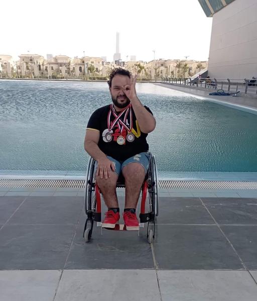 بطل السباحة علي محمود
