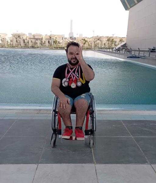 «الحوت المصري».. علي محمود بطل سباحة من ذوي الهمم يكسر حواجز المستحيل بـ35 ميدالية