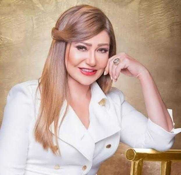 ليلى علوي تتألق بـ «الأسود» في مهرجان القاهرة السينمائي