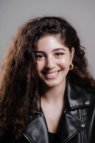 مايان السيد تثير الجدل بفستان قصير