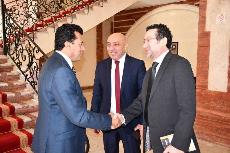 وزير الشباب والرياضة يبحث استعدادات إطلاق برنامج عباقرة شباب العرب