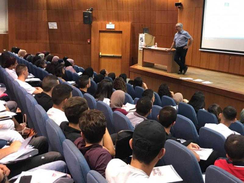 طلاب في جامعة إيرانية يرفضون الفصل بين الجنسين في مقصف الجامعة