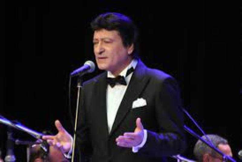 على مسرح النافورة.. محمد الحلو يداعب الجمهور: «نسيت الأغنية»