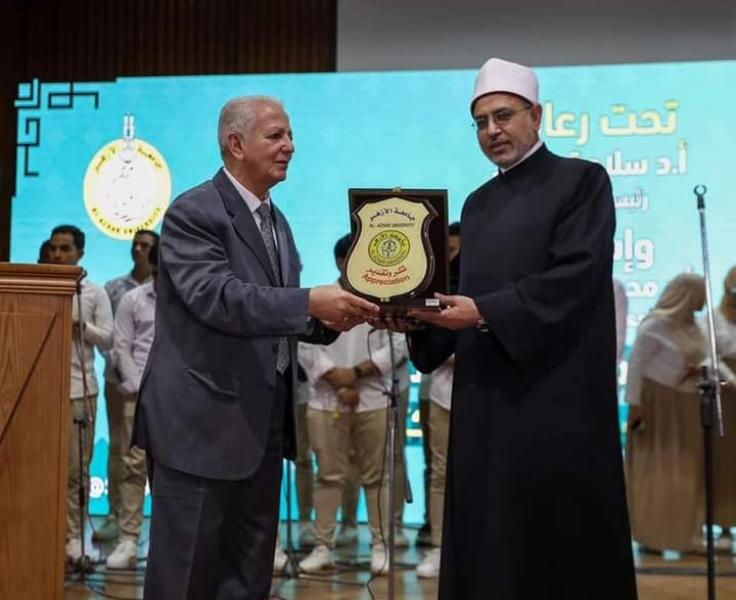 رئيس جامعة الأزهر خلال التكريم 