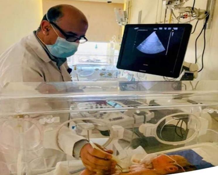 طفل داخل مجمع الإسماعيلية الطبي 