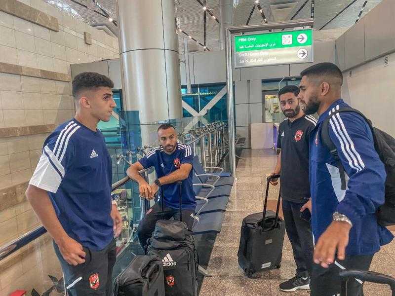 توافد لاعبي الأهلي إلى مطار القاهرة استعدادًا للسفر إلى الإمارات لمواجهة الزمالك