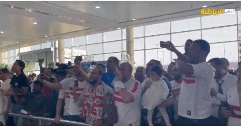 «السوبر يا زمالك».. الجماهير تستقبل بعثة الأبيض في الإمارات قبل مواجهة الأهلي