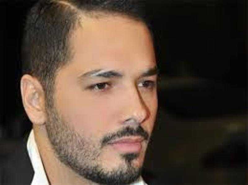 رامي عياش يداعب جمهوره على مسرح النافورة وسط الأمطار