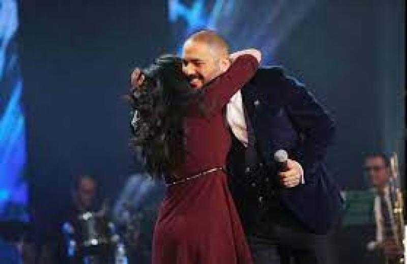 معجبة لـ رامي عياش في حفله بالأوبرا: بحبك.. والمطرب: وأنا بموت فيكِ