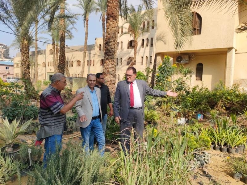 مستشار وزير الزراعة للمتابعة يتفقد موقعي الزراعات المحمية بالدقي والهرم 