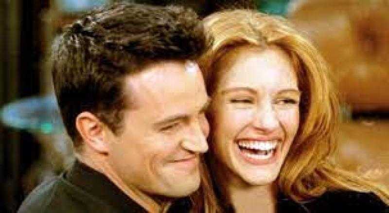 بدأت بـ 30 وردة.. تفاصيل العلاقة العاطفية لـ ماثيو بيري وجوليا روبرتس