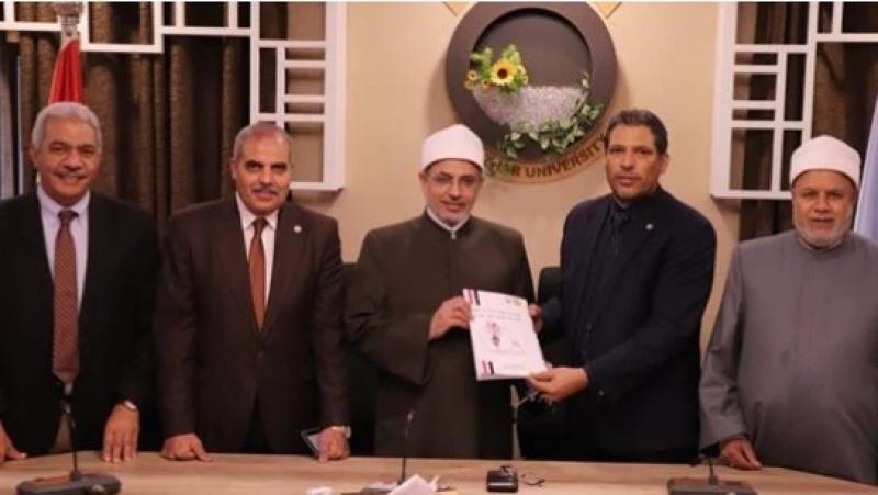 أستاذ يهدي رئيس جامعة الأزهر كتاب «هندسة الأرقام في حرب أكتوبر»