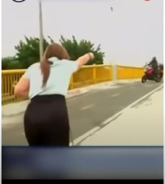 شاهد.. ما فعلته مراسلة بشخصين حاولا سرقتها على الهواء