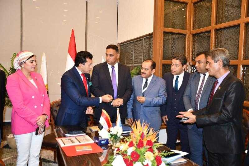 وزير الرياضة يناقش مشروعات الطرح الاستثماري بمراكز الشباب والأندية بحضور محافظ الدقهلية