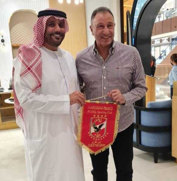 الخطيب يُهدي درع الأهلي لرئيس مجلس الشارقة الرياضي