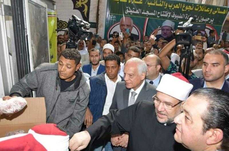 وزير الأوقاف ومحافظ الجيزة يتفقدان توزيع 2 طن من لحوم الصكوك