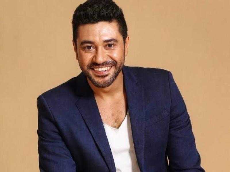 «كان واقف وسط رانيا يوسف ومي سليم».. محمد عز يكشف حقيقة طرده لصاحب واقعة «محل الكشري»