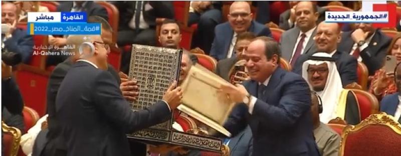 موقف طريف للرئيس خلال الملتقى والمعرض الدولي الأول للصناعة.. فيديو