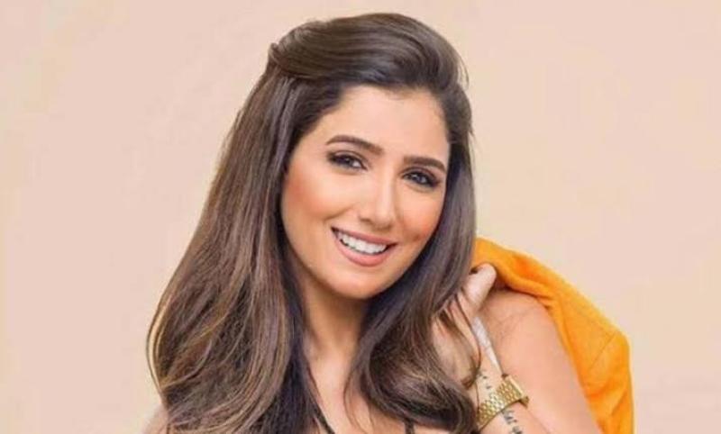 مي عمر تروج لفيلمها «تحت تهديد السلاح»