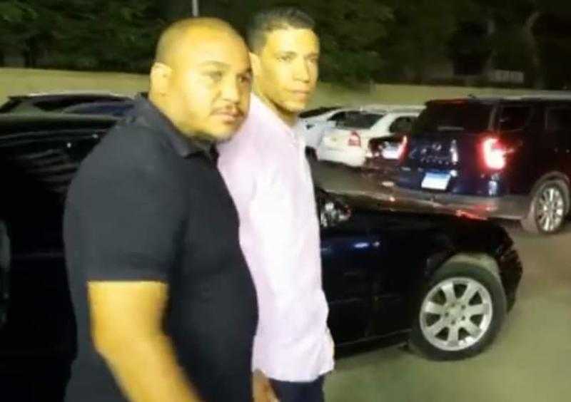 بالصور.. عامل النظافة صاحب واقعة الكشري يحضر عزاء فريد الديب