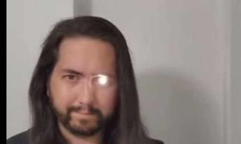 رجل يحوّل عينه اليمنى إلى مصباح