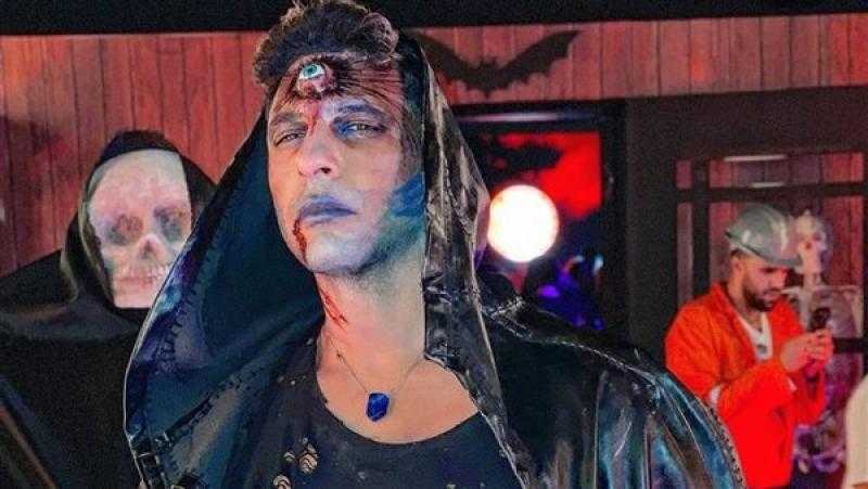 حسن أبو الروس يضع مكياجًا في أحدث ظهور له والجمهور ينتقده