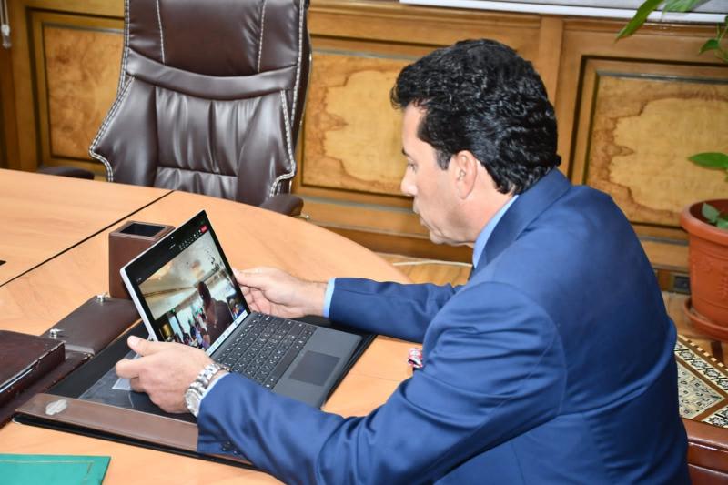 وزير الرياضة يؤازر المنتخب الاوليمبي قبل لقاء اسواتيني