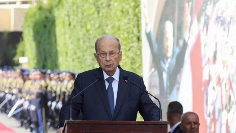 الرئيس اللبناني يغادر القصر الرئاسي بحضور مناصريه