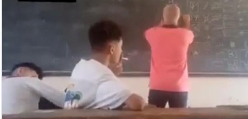 شاهد.. طالب يشعل سيجارة ويدخنها داخل الفصل.. وتصرف غير متوقع للمعلم