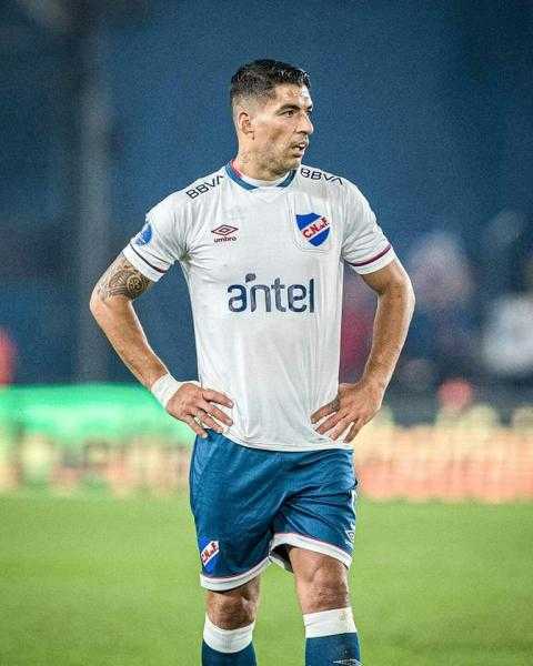 «رجله هتتقطع» تعرف على طبيعة إصابة سواريز في قدمه