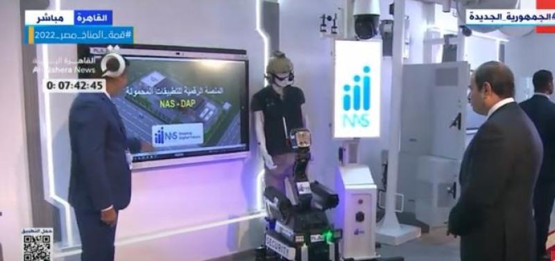السيسي يستمع إلى شرح حول المنصة الرقمية للتطبيقات المحمولة في مركز التحكم بالشبكة الوطنية.. «فيديو»