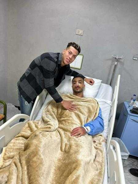 شاهد| إمام عاشور يطمئن على محمد عبد المنعم بعد جراحة الأنف