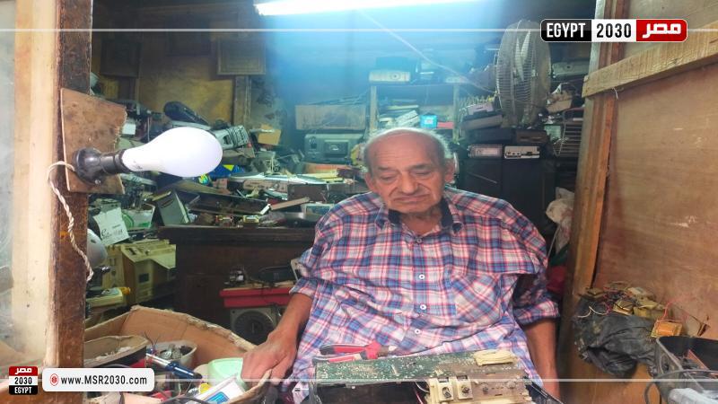 عم محمد صاحب أقدم ورشة تصليح أجهزة بالبحيرة