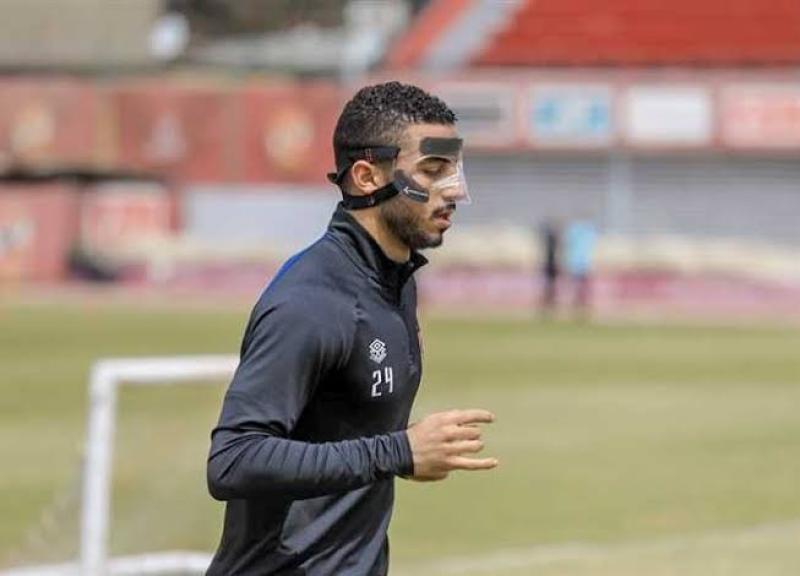 محمد عبد المنعم يرتدي واقي وجه بعد أسبوعين