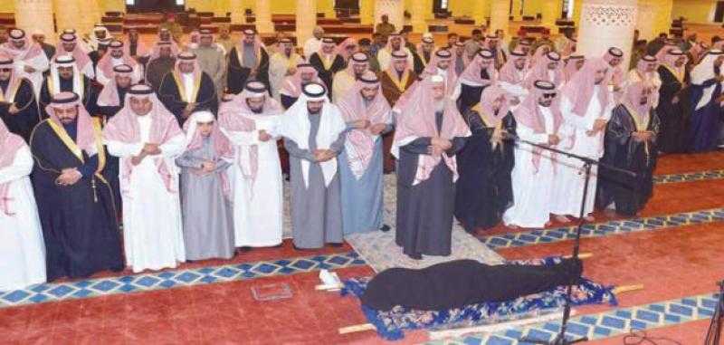 «هل كثرة الأشخاص في صلاة الجنازة يعود بالنفع على الميت»؟.. الإفتاء تحسم الجدل