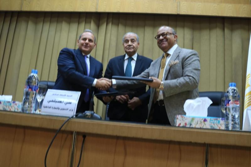 توقيع بروتوكول تعاون بين «التموين» والبنك الأهلي لتقديم الخدمات الرقمية «صور»