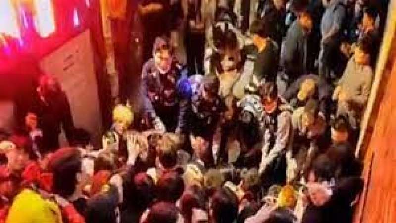 شرطة كوريا الجنوبية تقر بمسئوليتها تجاه حادث التدافع 
