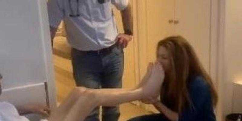 شاكيرا تشارك جمهورها بفيديو وهي تقبل قدم والدها عبر ”إنستجرام”