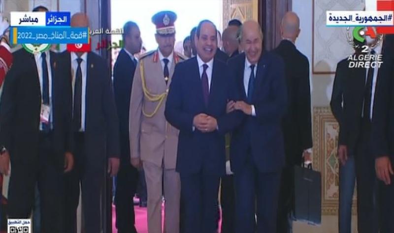 شاهد.. حديث ودي وضحك بين السيسي ونظيره الجزائري