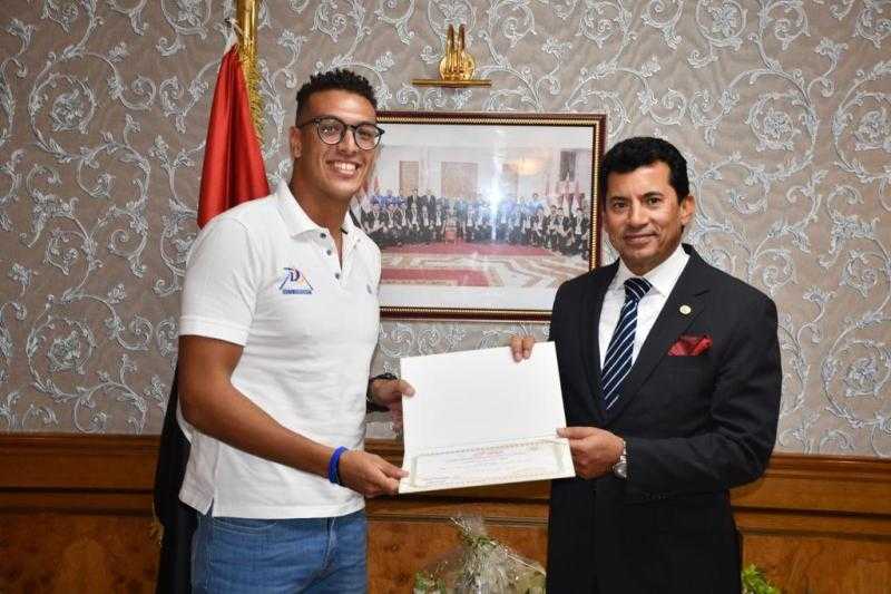 وزير الرياضة يُكرم عابر المانش السباح المصري «أحمد أسامة»