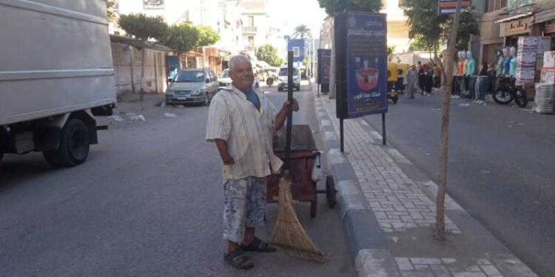 عم ناصر عامل النظافة المثالى بالبحيرة