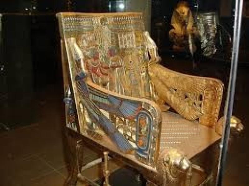 وزارة السياحة تروج لـ كرسي العرش الذهبي لتوت عنخ آمون