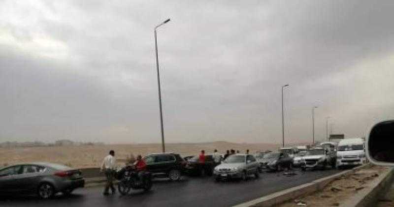 مصرع شخص وإصابة 2 آخرين في تصادم 3 سيارات بطريق الواحات