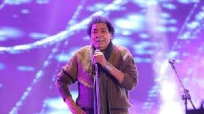 طفلة تهدي محمد منير «وردة» خلال حفله بمسرح الأوبرا